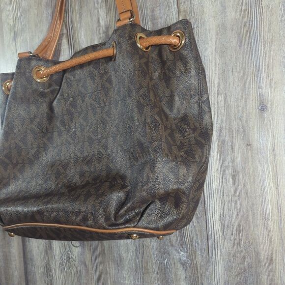 Michael Kors Brown/Tan Signature Coated Leather Jet Set Drawstring Bag Large - Picture 13 of 14